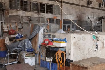 小型工厂仓库消防隐患重重 电线乱拉、货物乱堆、意识薄弱亟待整治