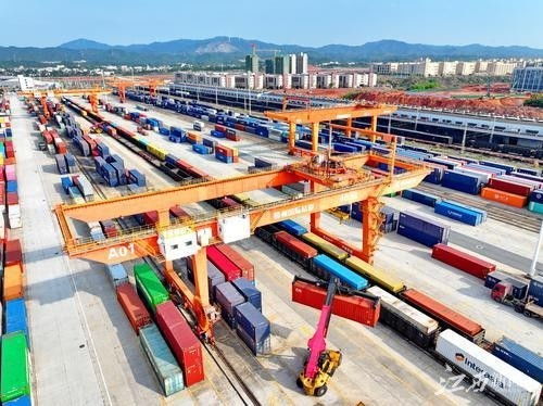 赣州集装箱装卸繁忙，货物进出口活力四射